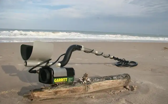 How To Use A Metal Detector For Beach Hunting